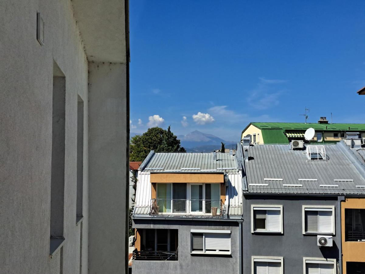 Bright Top Floor Apartment With Free Parking Skopje Extérieur photo
